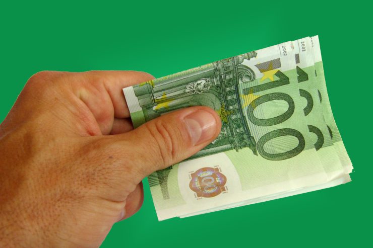 bonus Natale da 100 euro: requisiti e domanda