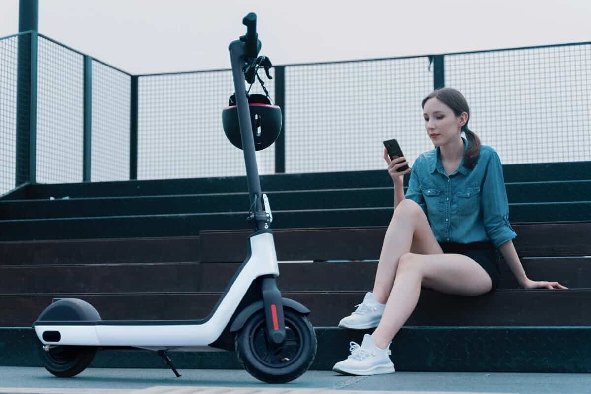 ragazza con monopattino elettrico