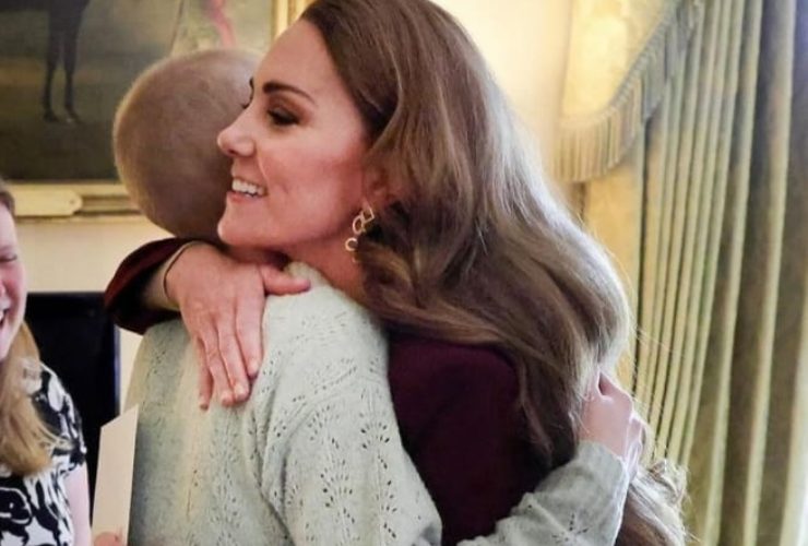 kate middleton l'immagine dell'abbraccio